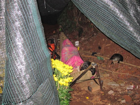 Chợ hoa ế ẩm, người bán "nhậu cho quên sầu" - 8