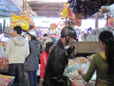 Gia Lai: Sợ giá tăng, người dân rủ nhau đi sắm Tết sớm - 1