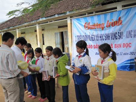 “Một triệu cuốn vở…” đến với học sinh nghèo Kon Tum - 1