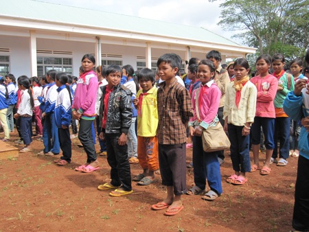 “Một triệu cuốn vở…” tiếp tục đến với học sinh nghèo Gia Lai - 1