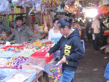 Gia Lai: Sợ giá tăng, người dân rủ nhau đi sắm Tết sớm - 2