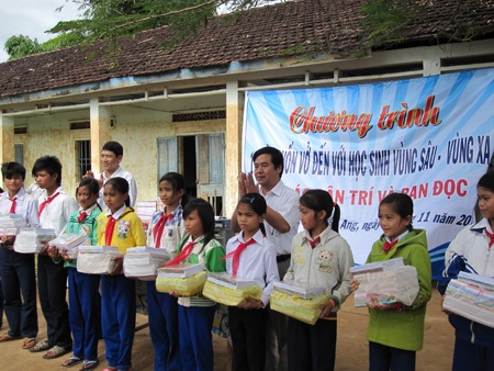 “Một triệu cuốn vở…” đến với học sinh nghèo Kon Tum - 2