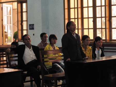 Em trai hầu tòa vì giết anh ruột - 2