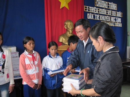 “Một triệu cuốn vở…” tiếp tục đến với học sinh nghèo Gia Lai - 2