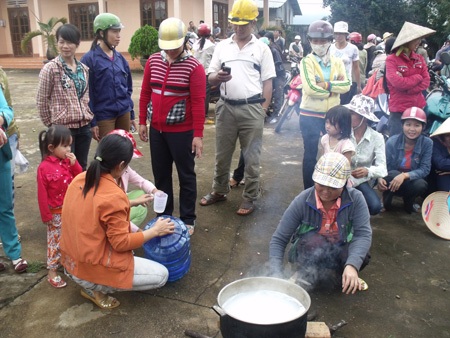 Công nhân dãi nắng dầm mưa phản đối công ty cà phê Đắk Đoa - 1