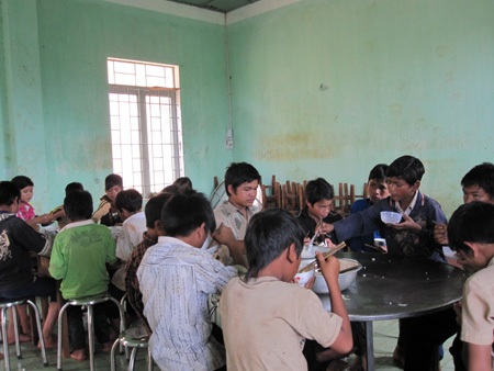 “Chỉ mong có mì tôm cho các em ăn sáng” - 2