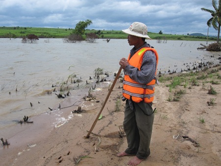 Thủy điện chặn dòng, chặn cả đường mưu sinh của dân - 2