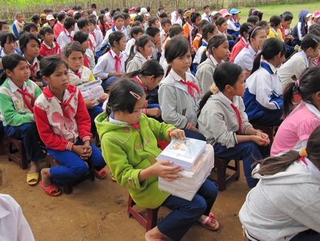 “Một triệu cuốn vở…” đến với học sinh nghèo Kon Tum - 3