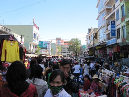Gia Lai: Sợ giá tăng, người dân rủ nhau đi sắm Tết sớm - 6