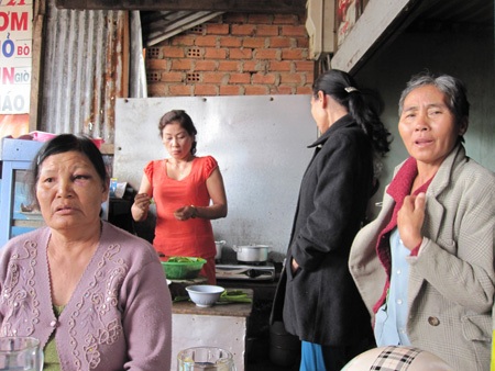 Con trai đánh mẹ bầm dập vì muốn chiếm nhà - 3