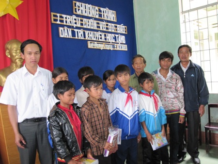 “Một triệu cuốn vở…” tiếp tục đến với học sinh nghèo Gia Lai - 3