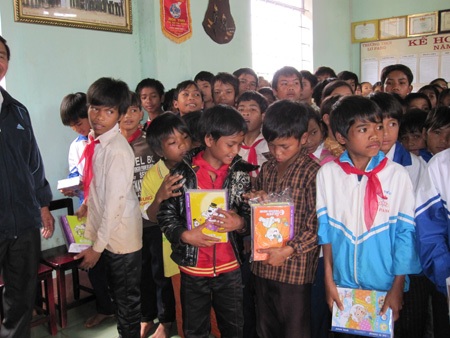 “Một triệu cuốn vở…” tiếp tục đến với học sinh nghèo Gia Lai - 4