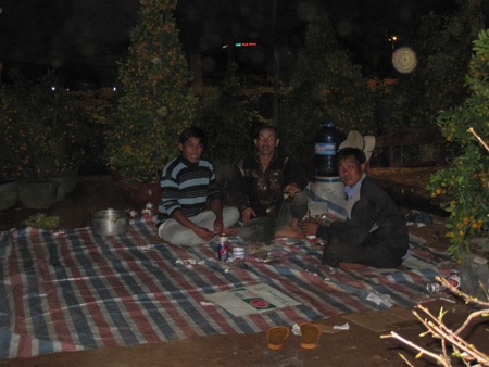 Chợ hoa ế ẩm, người bán "nhậu cho quên sầu" - 3