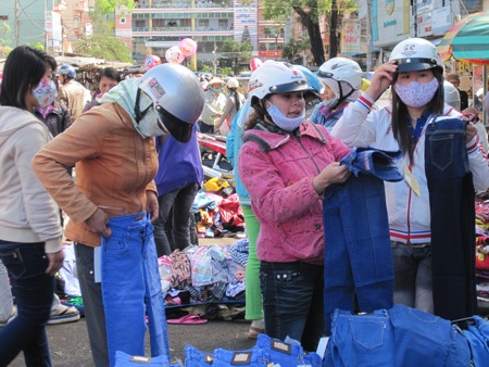 Gia Lai: Sợ giá tăng, người dân rủ nhau đi sắm Tết sớm - 3