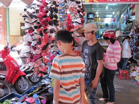 Gia Lai: Sợ giá tăng, người dân rủ nhau đi sắm Tết sớm - 4