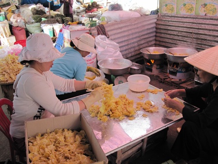 Gia Lai: Sợ giá tăng, người dân rủ nhau đi sắm Tết sớm - 5