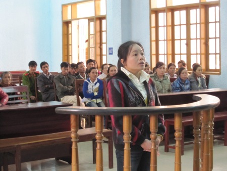 Xử phúc thẩm bị cáo trả nợ bạn thân bằng... dao - 1