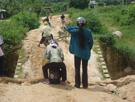 Cầu gãy sụp, hàng ngàn hộ dân có nguy cơ bị cô lập - 2