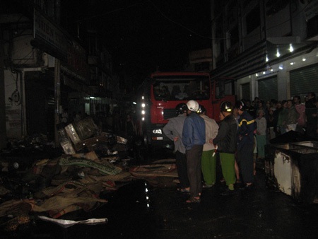 Cháy sát chợ giữa cơn mưa xối xả - 1