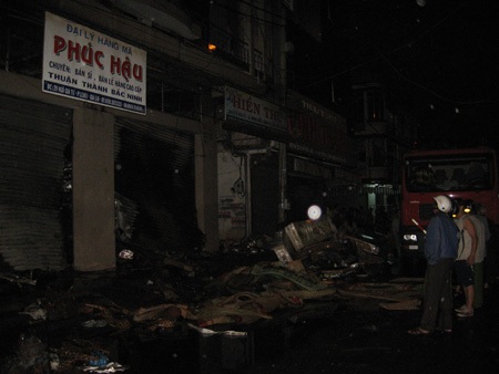 Cháy sát chợ giữa cơn mưa xối xả - 2