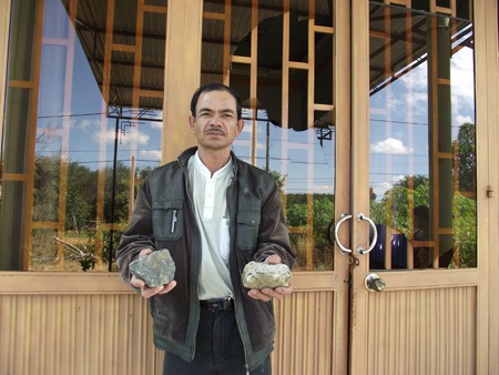 Nhà công an viên bị côn đồ ném đá - 1