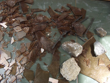 Nhà công an viên bị côn đồ ném đá - 2