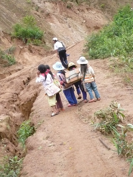 Nhọc nhằn gùi chữ lên đỉnh Măng Rơi - 3