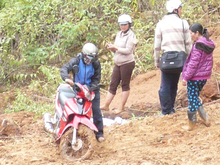 Nhọc nhằn gùi chữ lên đỉnh Măng Rơi - 1