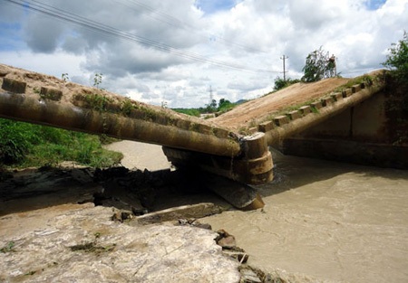 Cầu gãy sụp, hàng ngàn hộ dân có nguy cơ bị cô lập - 1