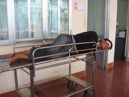 Trộm gạo, bị dân vây bắt đánh trọng thương - 1