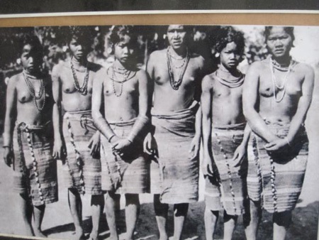 Những phụ nữ Tây Nguyên hồn hậu ngực trần - 1