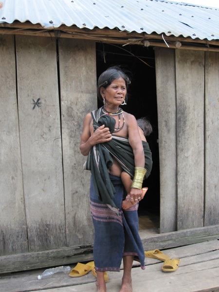 Những phụ nữ Tây Nguyên hồn hậu ngực trần - 6