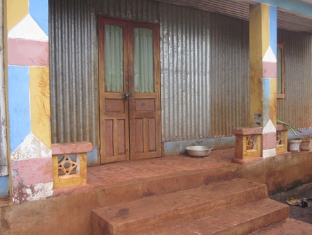 Hủ tục thuốc thư và bi kịch bị cả làng đuổi giết - 1