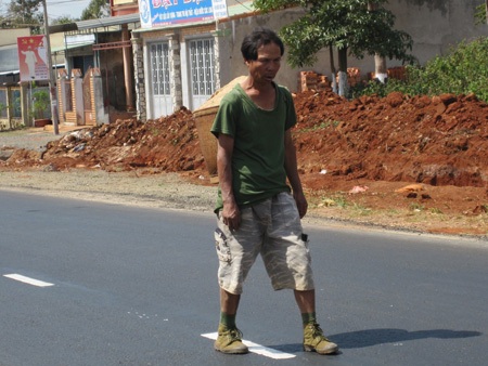 "Ma men" say xỉn đeo gùi ra quốc lộ nhảy múa - 1