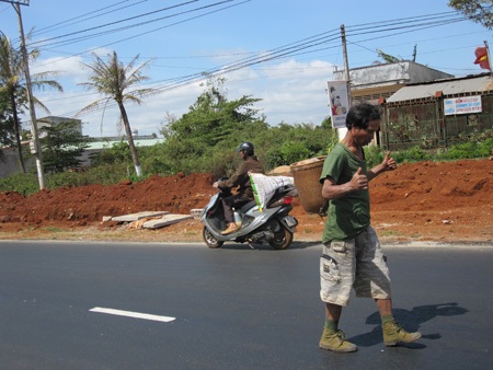 "Ma men" say xỉn đeo gùi ra quốc lộ nhảy múa - 2