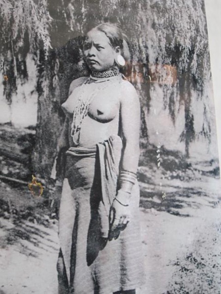 Những phụ nữ Tây Nguyên hồn hậu ngực trần - 2