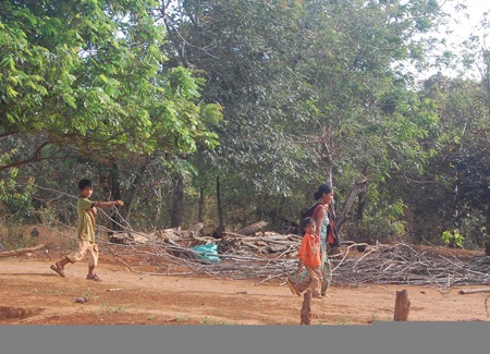 Cả làng vây đánh 4 thợ điện vì tin đồn bắt cóc trẻ em lấy nội tạng - 2