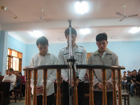 Xử phúc thẩm 3 công an xã dùng nhục hình gây chết người - 1