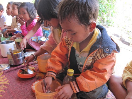 Chạnh lòng nhìn trẻ ăn cơm một món, ngủ “thừa” chân