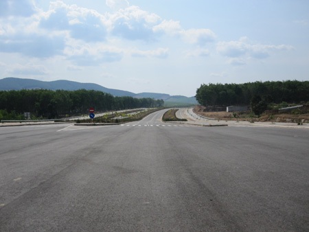 Đường nghìn tỷ chỉ để… phơi mì và đi bộ lên rẫy