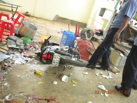 Lao xe vào quán bún, hai vợ chồng chết thảm