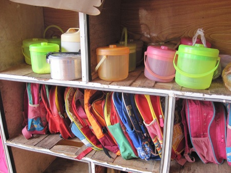 Cặp lồng cơm theo em đến trường