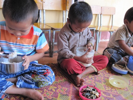 Chạnh lòng nhìn trẻ ăn cơm một món, ngủ “thừa” chân