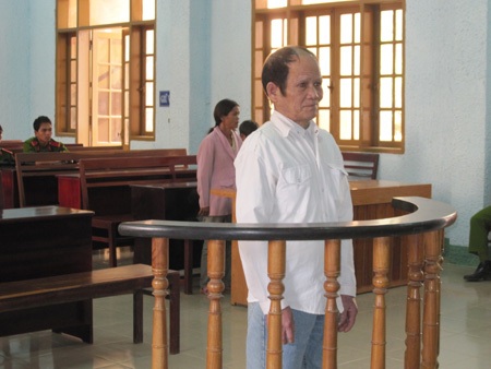 Bé 8 tuổi đang ngủ bị cha dượng hiếp dâm