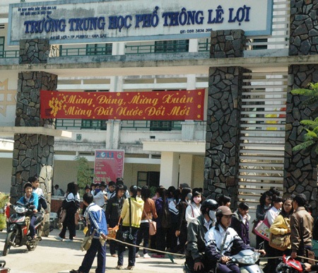 Hiệu trưởng bị Phó hiệu trưởng đề nghị cách chức vì lạm thu