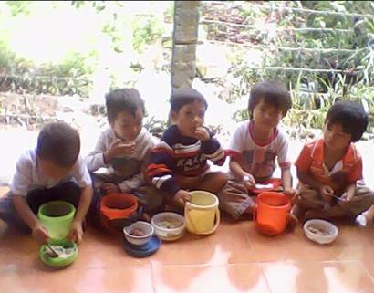 Cặp lồng cơm theo em đến trường - 2 Cặp lồng cơm theo em đến trường