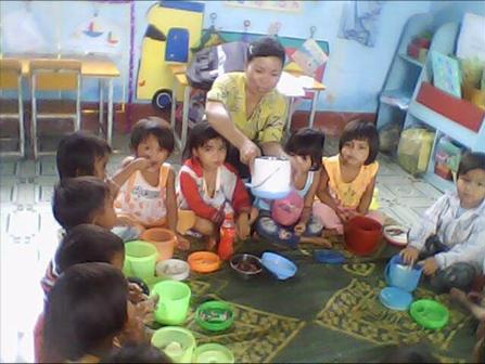 Cặp lồng cơm theo em đến trường - 3 Cặp lồng cơm theo em đến trường