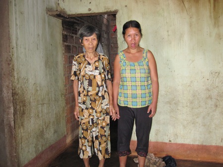 Khốn khổ mẹ già nơm nớp sợ con đánh