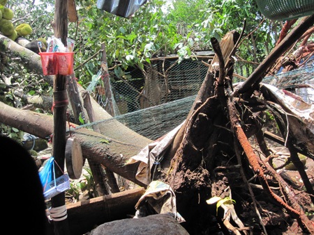 Lốc xoáy quét qua nhiều tỉnh, hàng trăm nhà dân hư hại