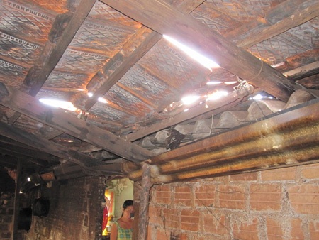 Khốn khổ mẹ già nơm nớp sợ con đánh